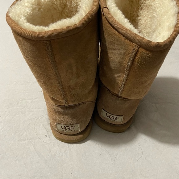 Mid-leg UGGS - Picture 2 of 2